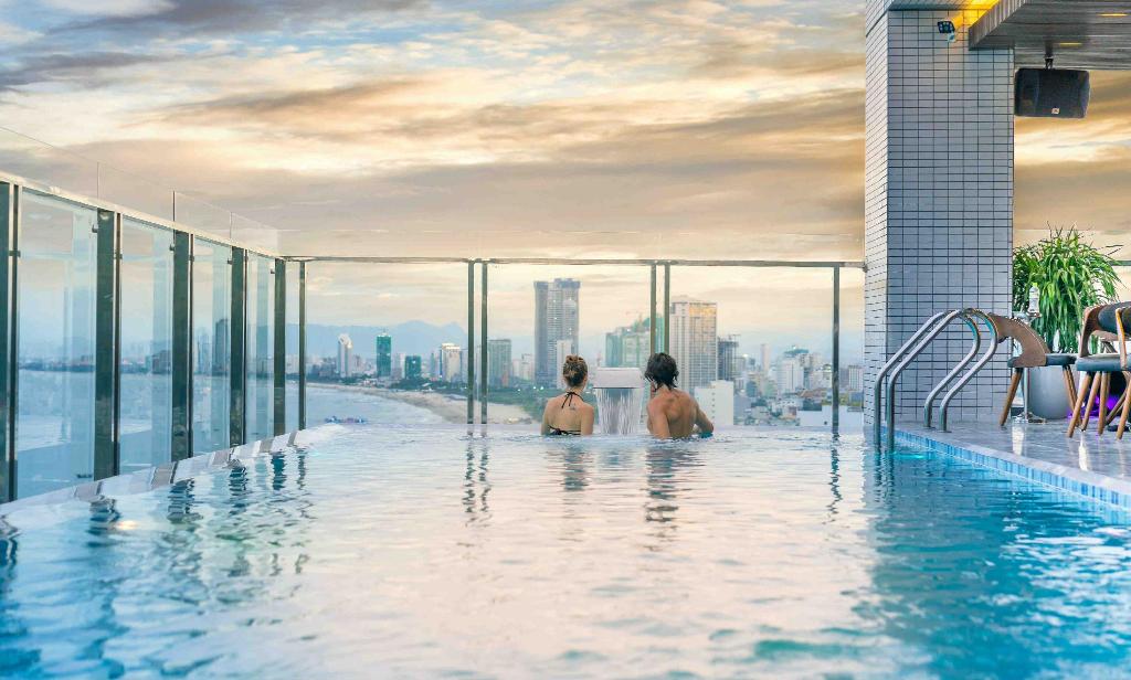 Khách sạn tại Đà Nẵng Grand Gold có view hồ bơi cực lãng mạng cho các cặp đôi