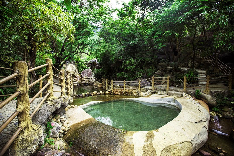 Bồn tắm bằng đá kỷ lục tại Núi Thần Tài
